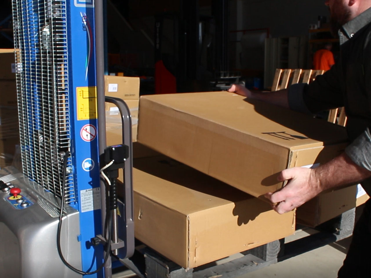 Auto-levelling Pallet Stackers