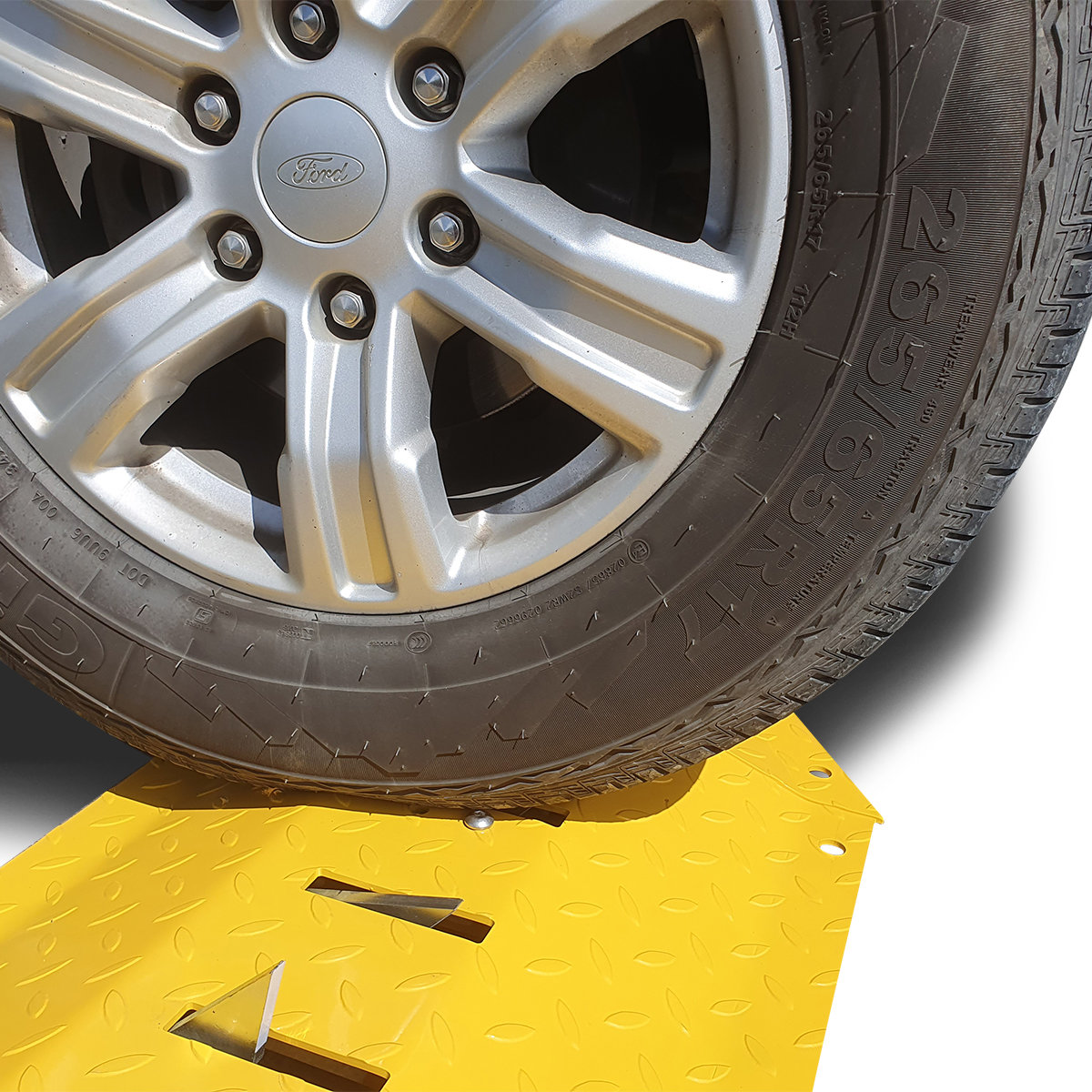 Tyre Spike Speed Hump With Wheel 